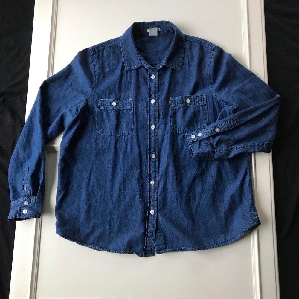 Women’s Levi’s denim button up shirt large